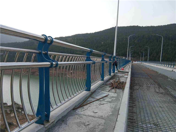 昆明不锈钢桥梁护栏的特点及其在桥梁安全中的重要作用