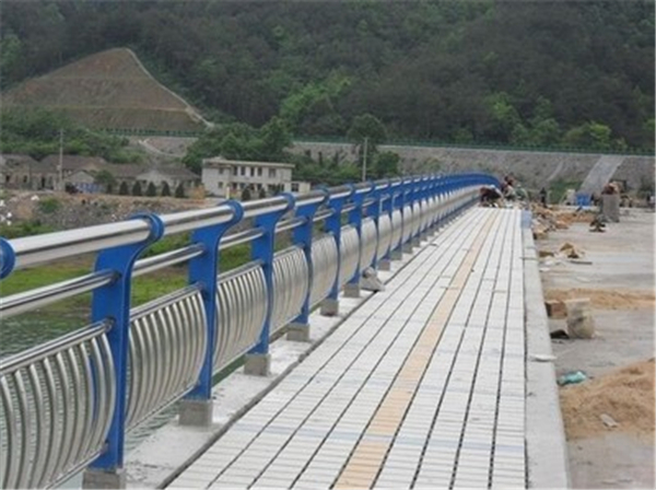 昆明不锈钢桥梁护栏的特性及其在现代建筑中的应用